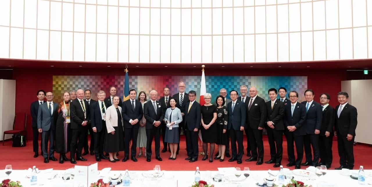 德仁天皇摆席了，他宴请瑞典国王卡尔十六世·古斯塔夫用晚膳，一人一小盘儿。日本一