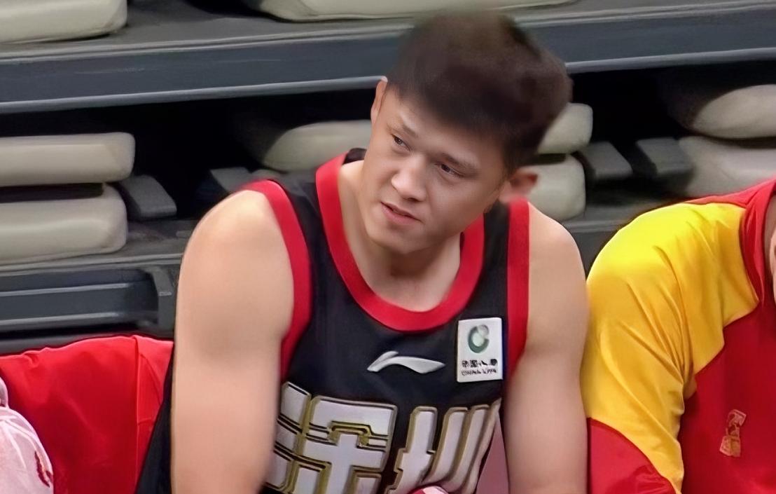 不服老不行啊？老将周鹏已成球队拖油瓶啦？虽1分险胜北控，但却揪出球队最大软肋？