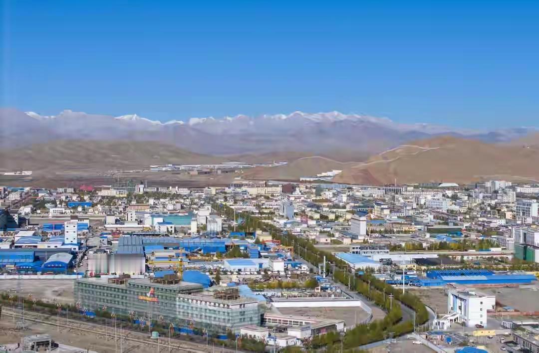 印度哨兵看傻了。北边70公里外，一座中国城市在海拔4300米的地方灯火通明。