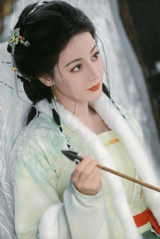 迪丽热巴的五官，精致得刚刚好