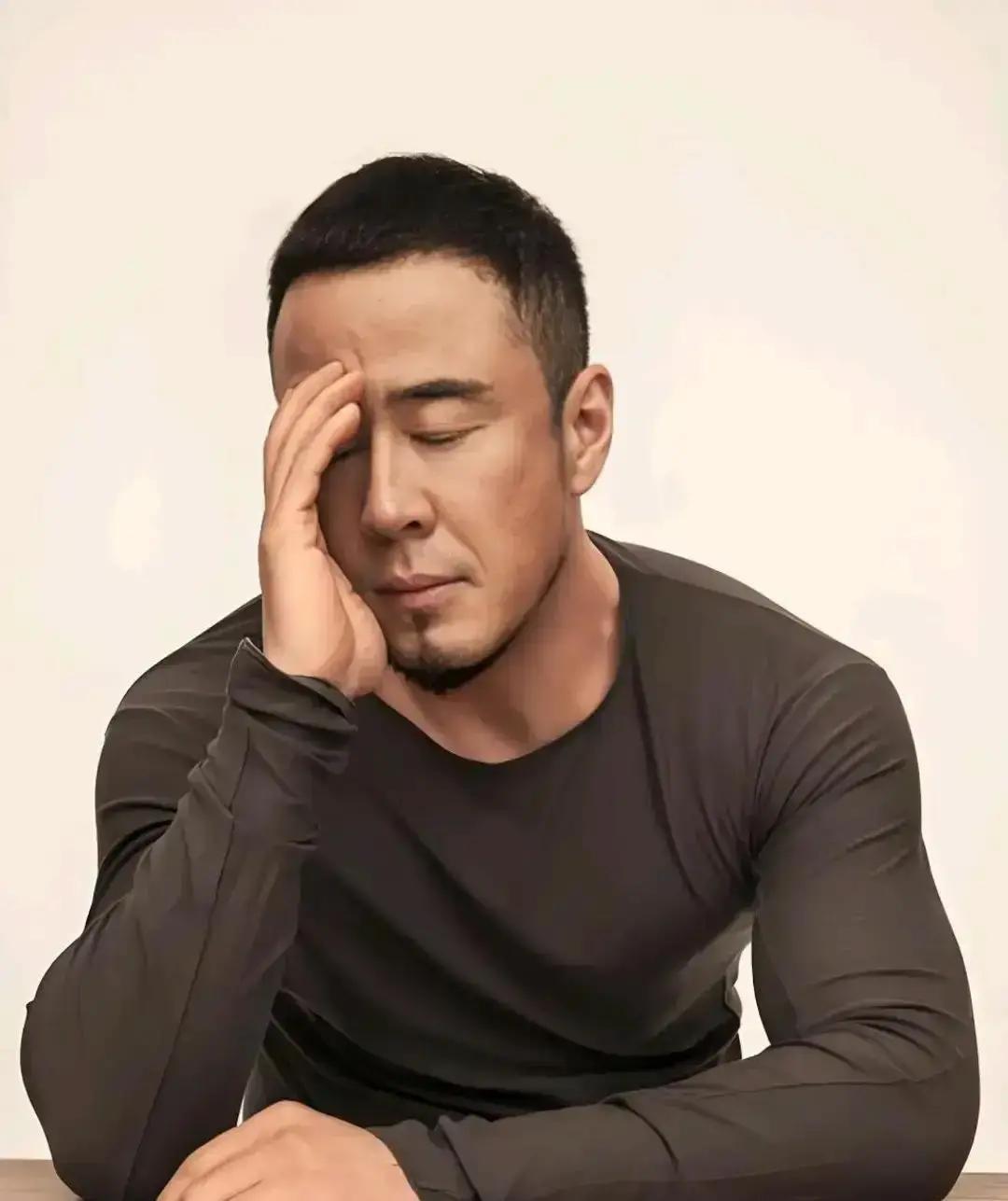 杨坤沈阳演唱会唱得飘还提前散场，同晚伍佰在苏州把全场点燃。观众花一千六买票，两