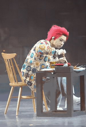 真是大开眼界，演唱会创新模式！边唱歌边撸串喝啤酒！​青岛演唱会现场，华晨宇竟然把