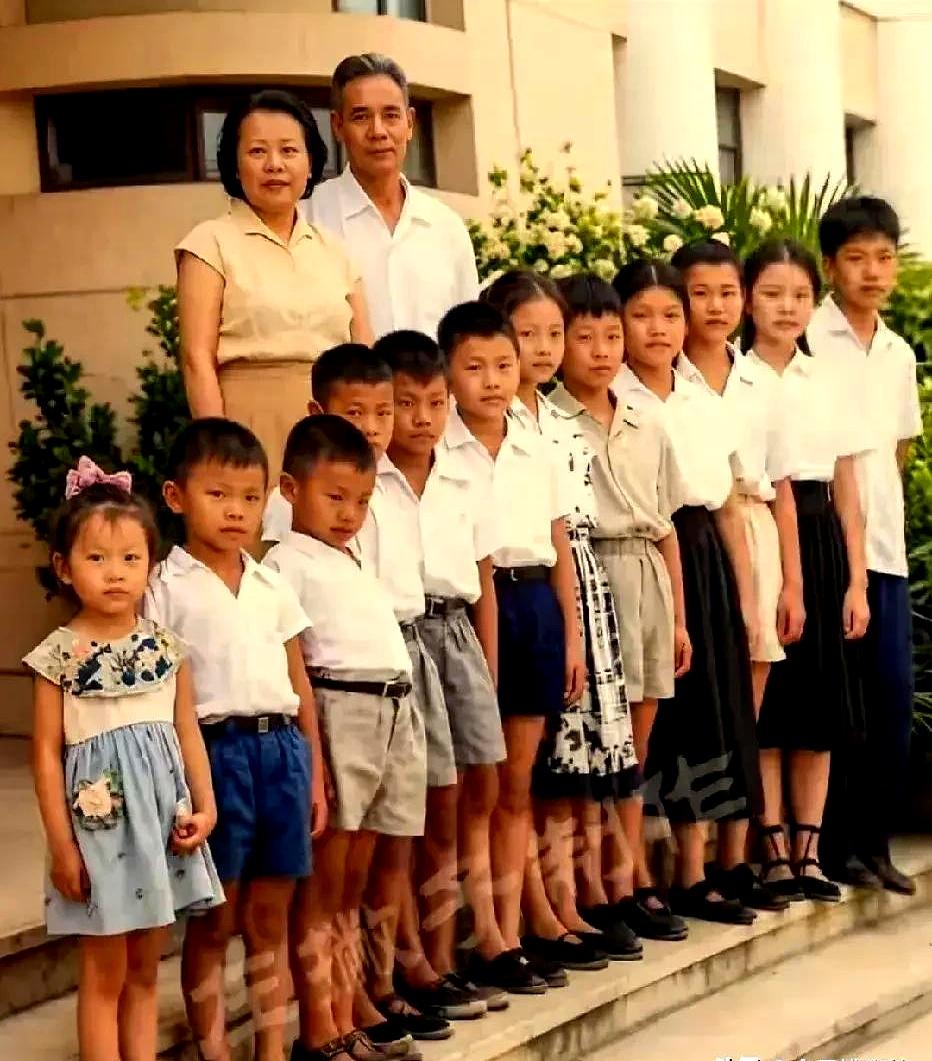 一口气生下12个娃，这在今天怕是连想都不敢想吧？但开国中将吴信泉和妻子俞惠如不