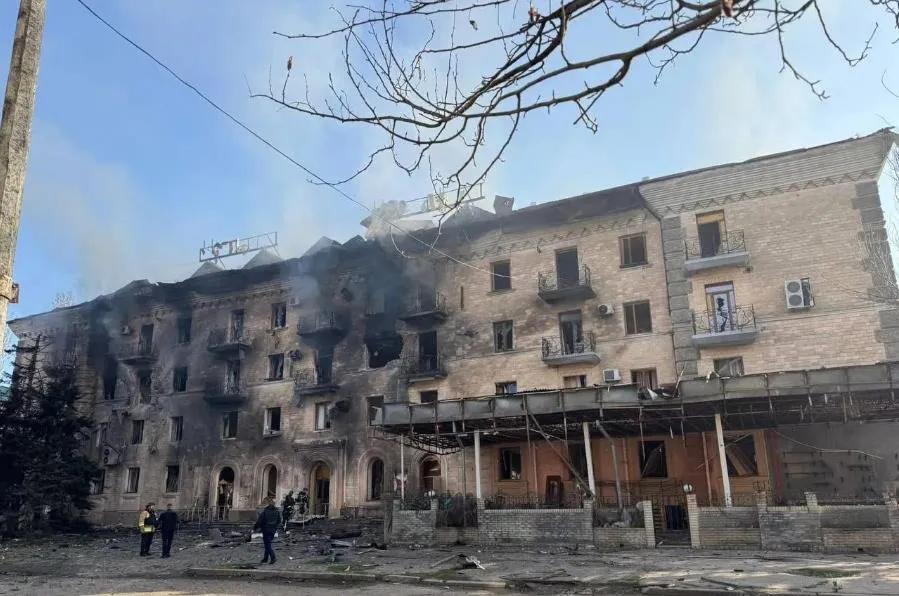 俄军今天袭击了位于斯拉维扬斯克的“乌克兰”酒店，据称有“外国专家”入住该酒店。乌