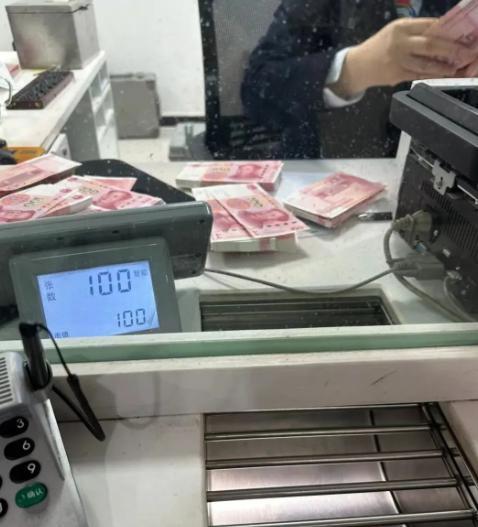 一个人死了，他在银行的存款无人知，那么银行如何处理这笔钱呢，很简单，别管你存了十