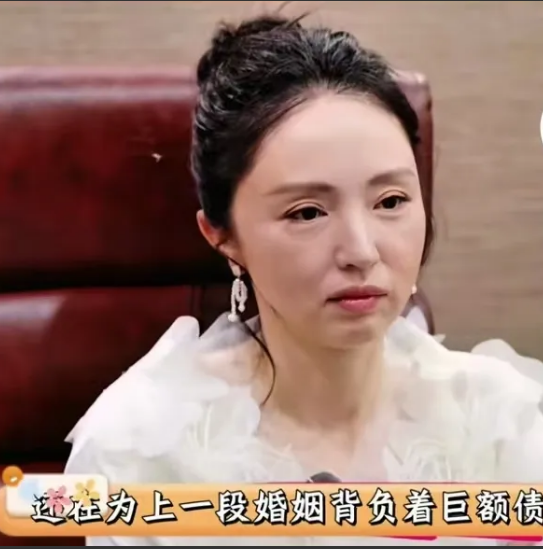 董璇终于卸下坚强的伪装自爆早已负债累累现在拍戏全都是为了还债只要价格合