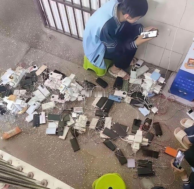 全校唯一一个走读生，得罪谁也不能得罪她啊
