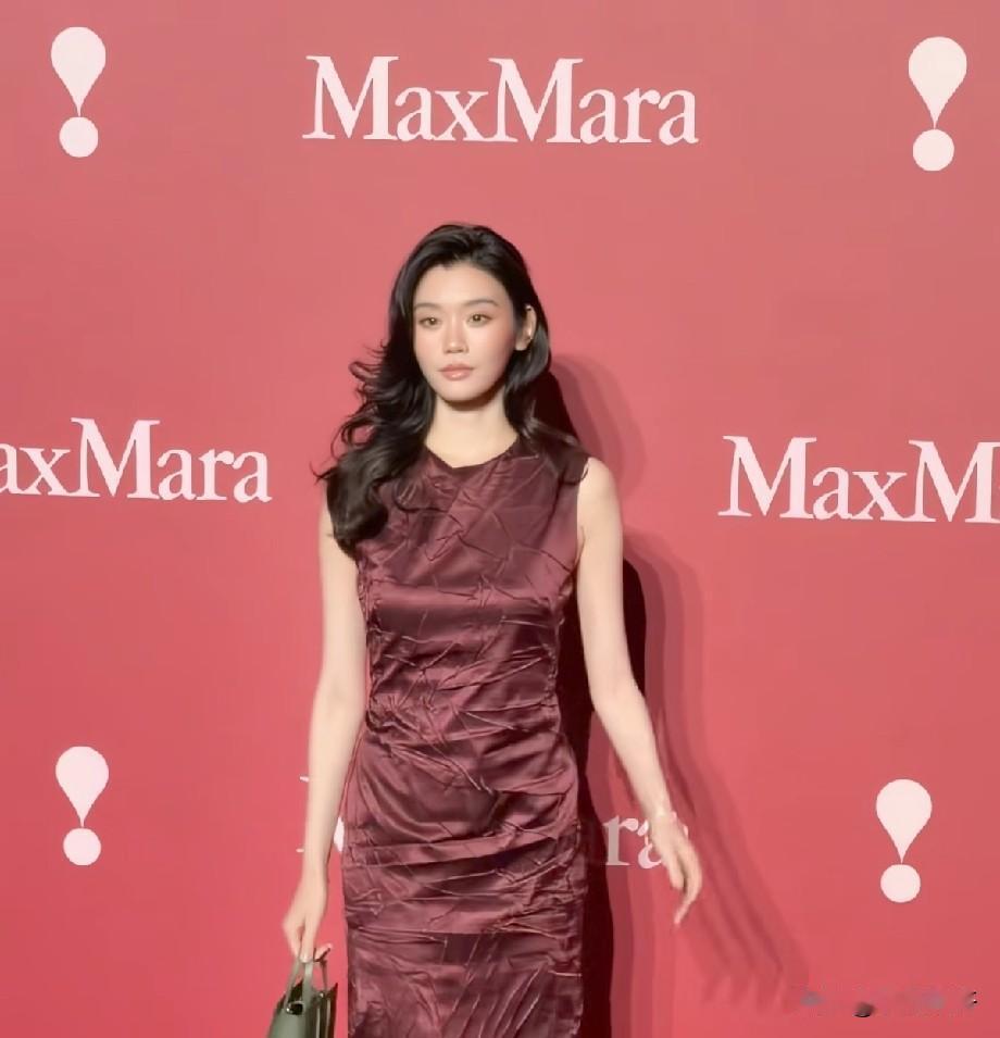 奚梦瑶现身MaxMara活动，酒红缎面裙尽显超模气场近日，超模奚梦瑶亮相M