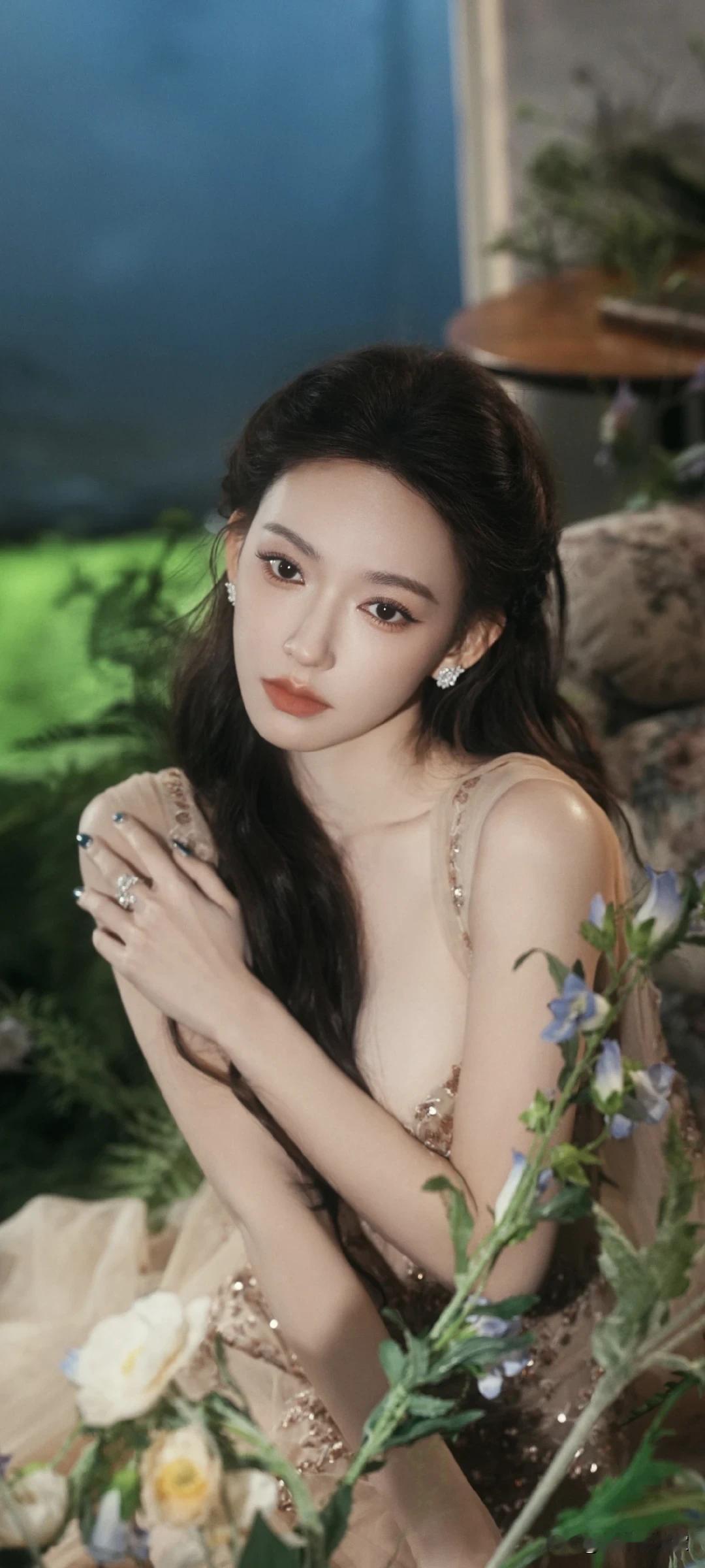 程潇写真壁纸～被这组图美到失语！裸色礼服衬得她又纯又欲，氛围感封神