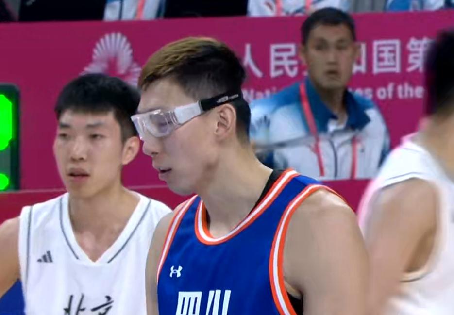 为了600万奖金！周琦狂砍33分14篮板，令老东家北京队无地自容。球迷：周琦真的