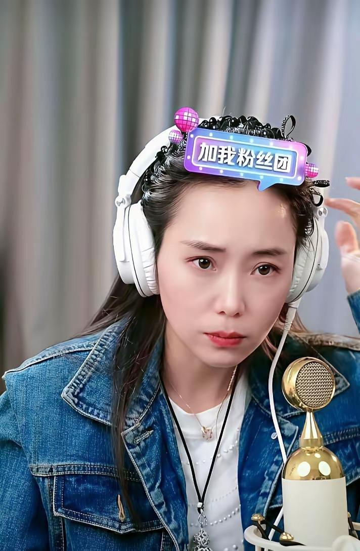 不得不说，云朵自开直播以来，凭借其独有的嗓音、磕磕绊绊地侃聊、加之还算不错的长相