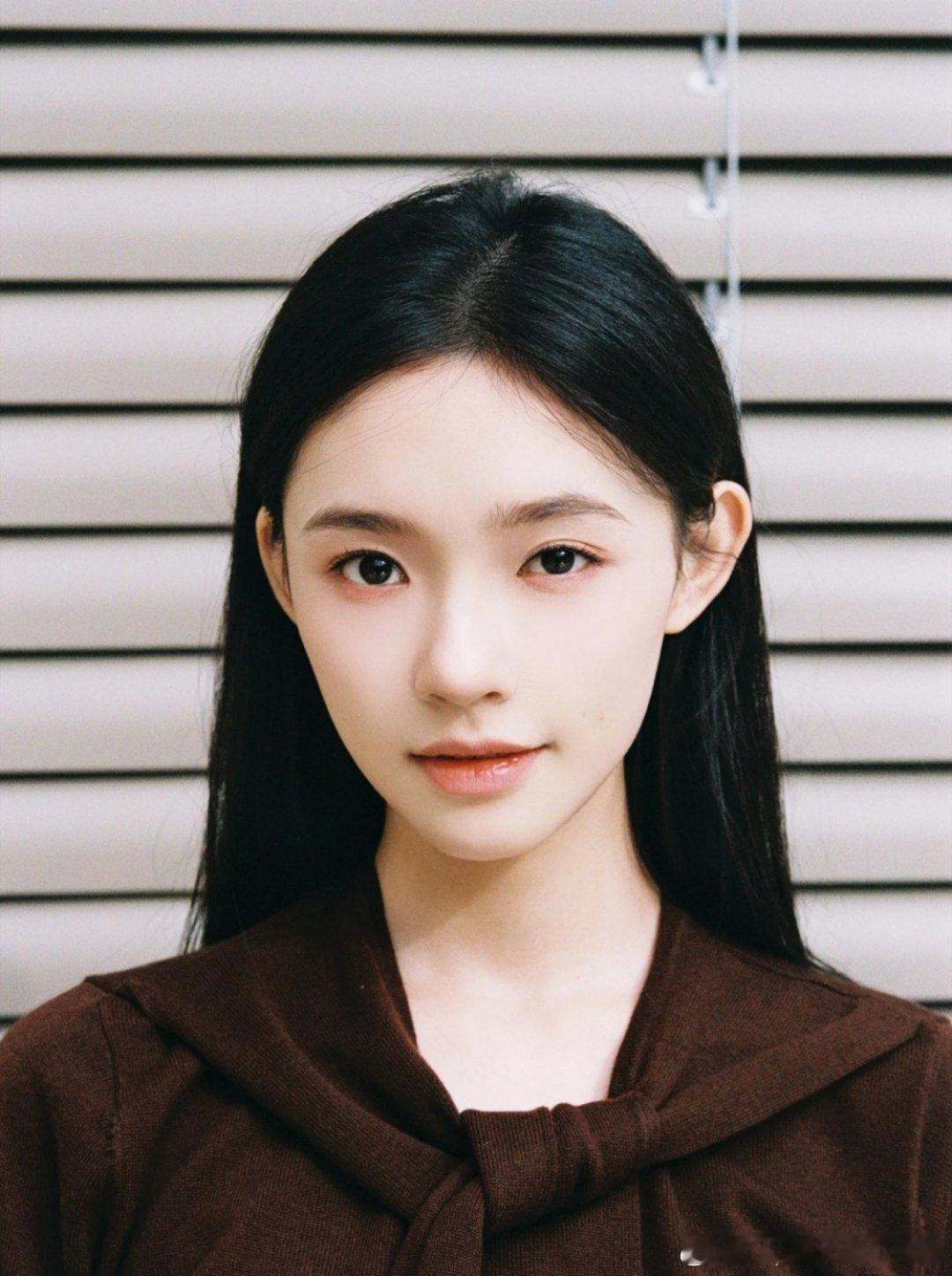 林允清纯小白花林允真的是把“清纯小白花”刻到了骨子里了，白色T恤+黑长直发随风轻