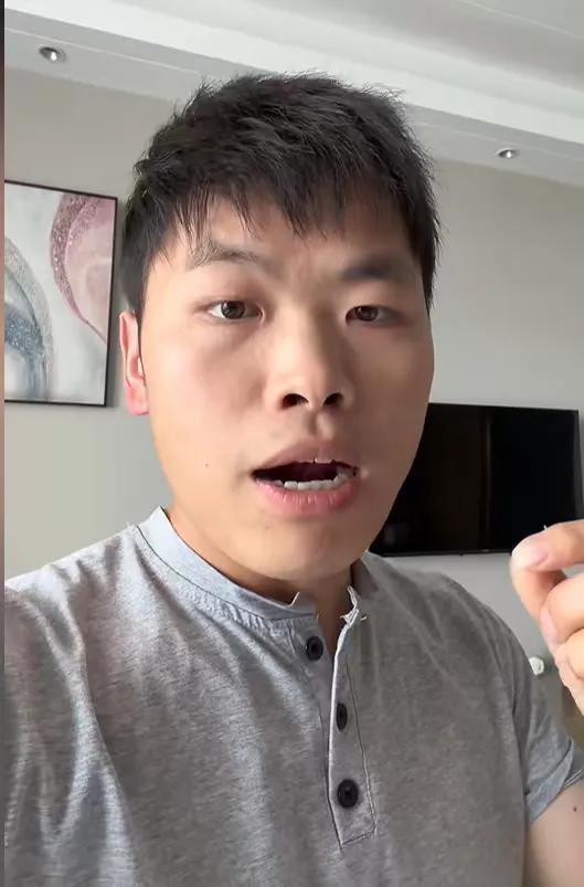 黄姜，是张雪机车icon首席工程师，他长得比张雪丑，却经常拍张雪丑照，其实这不仅