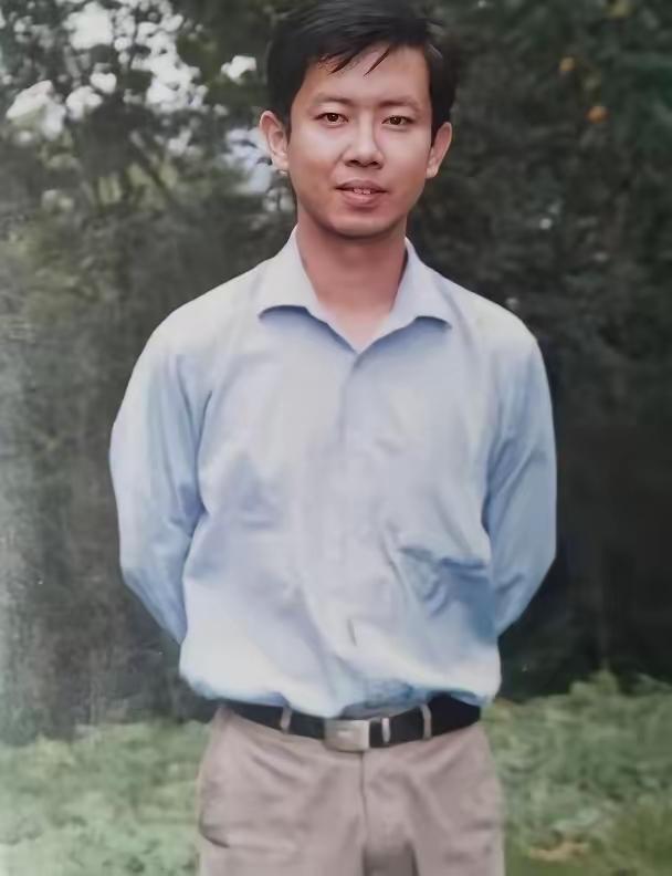 “我宁死也不道歉！”2019年一名乡镇执教19年的优秀教师，在亲吻过自己的一双儿