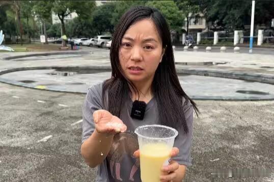 太恶劣了！6月16日曝光，四川一女子带娃吃火锅，点的“鲜榨玉米汁”孩子猛喝好几杯