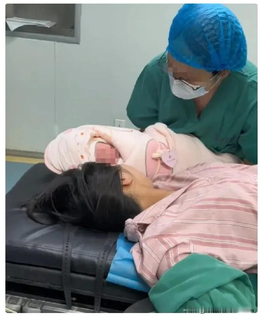 我这辈子都忘不了那个画面。产妇的宫口都开全了，甚至都能看到宝宝的头发了。她老