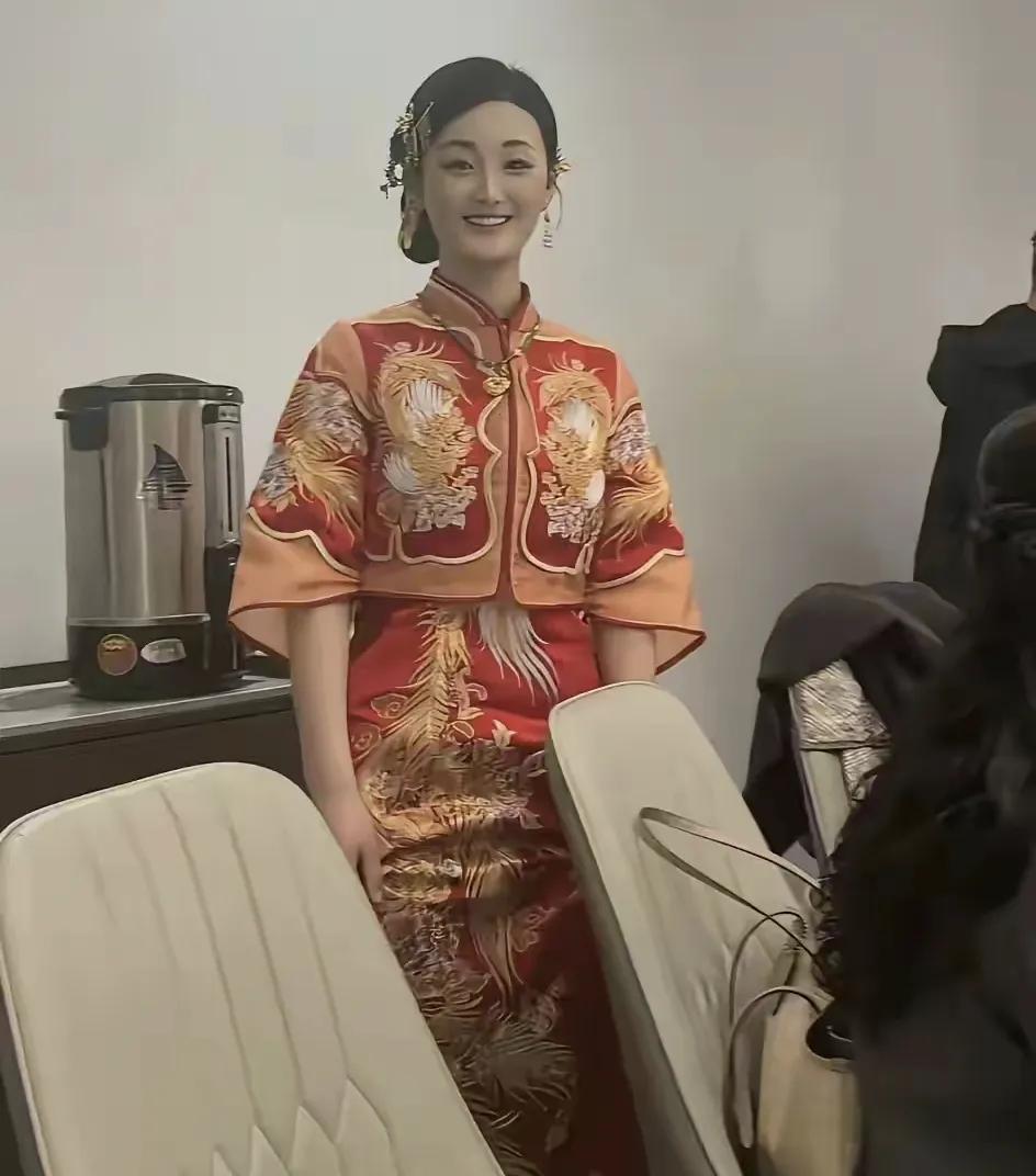 大衣哥前儿媳陈亚楠定婚找到另一半，现场太累最后她把鞋子都脱了陈亚男订婚的消息