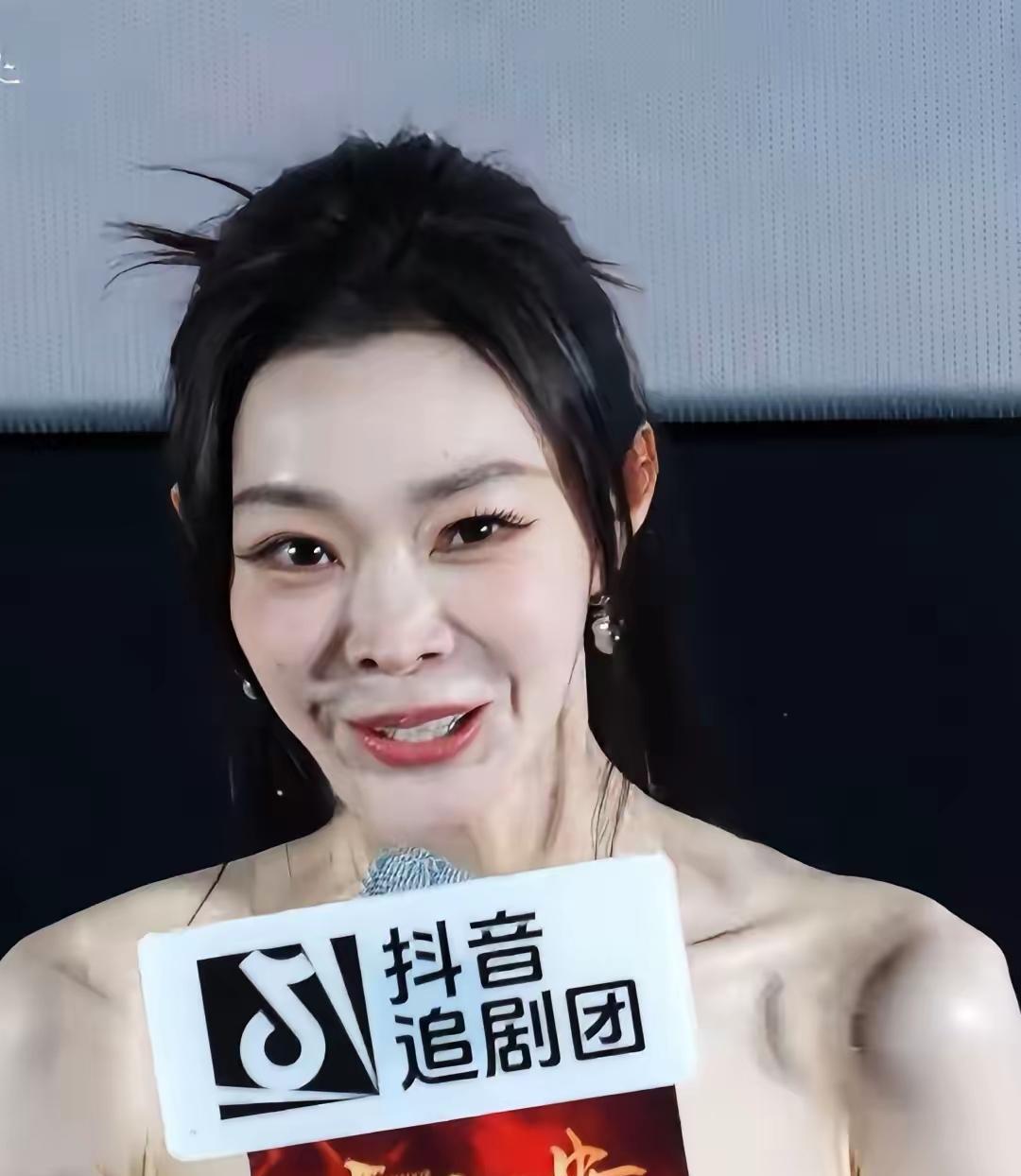 宋轶这脸这是怎么了？这脸怎么看上去这么惨不忍睹呢？实话实说，虽然宋轶在内娱女明
