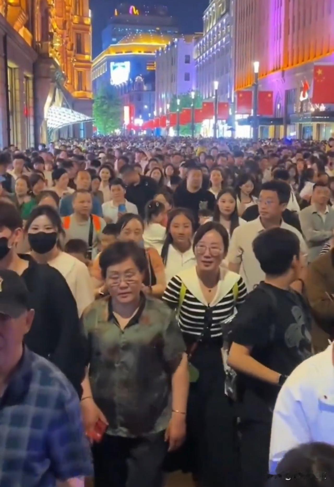 青岛一位大娘边走边打电话，突然转身时与身后的人相撞，造成十级伤残的骨折，大娘起诉