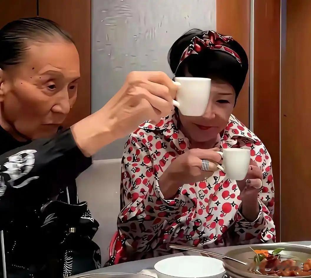 90岁的谢贤罕见摘掉墨镜与前妻狄波拉以及儿子谢霆锋一起就餐时的一幕，墨镜一戴谁也