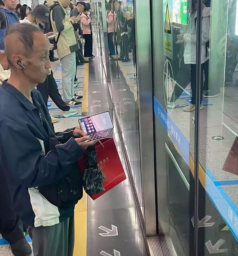 不要以貌取人，手里拿着的就是身份的象征