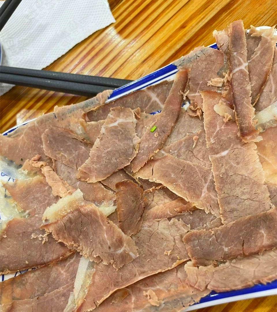 兰州本地的不知道，就说我们本地的一家兰州拉面馆，夫妻小店，上月吃面的时候，发现牛