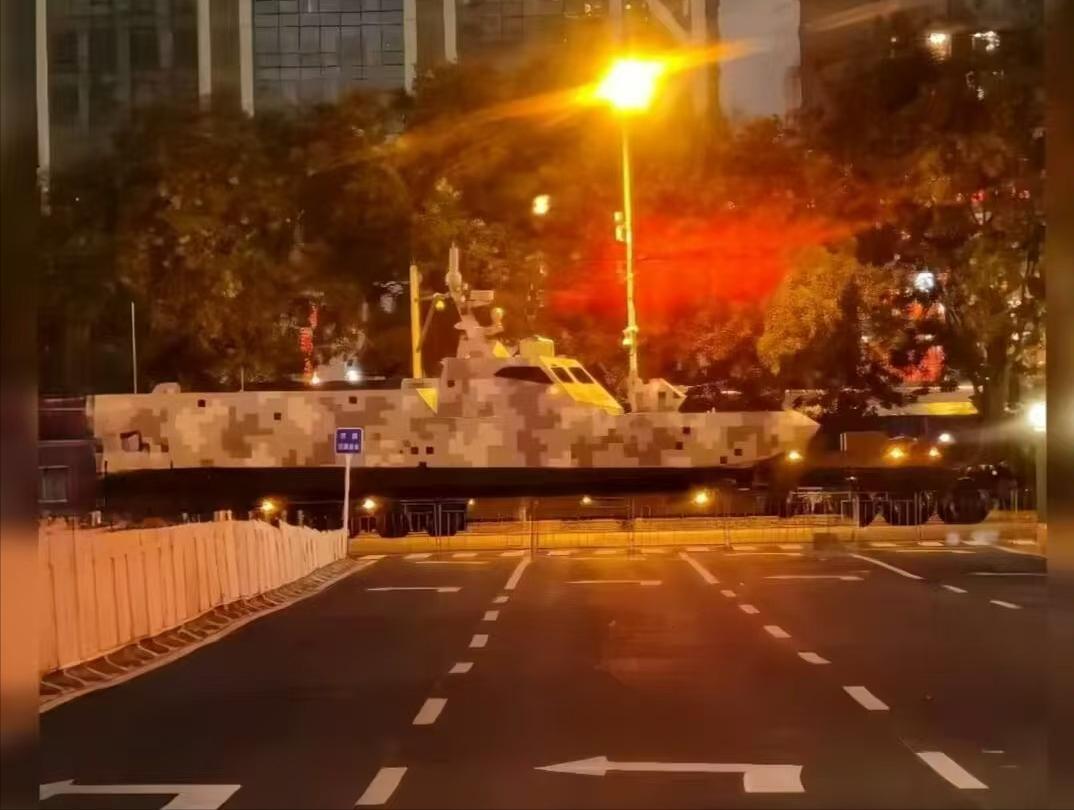 无人潜航器有了，无人水面战斗艇也来了。从图上看艇艏位置还装备1门带炮塔的主炮，但