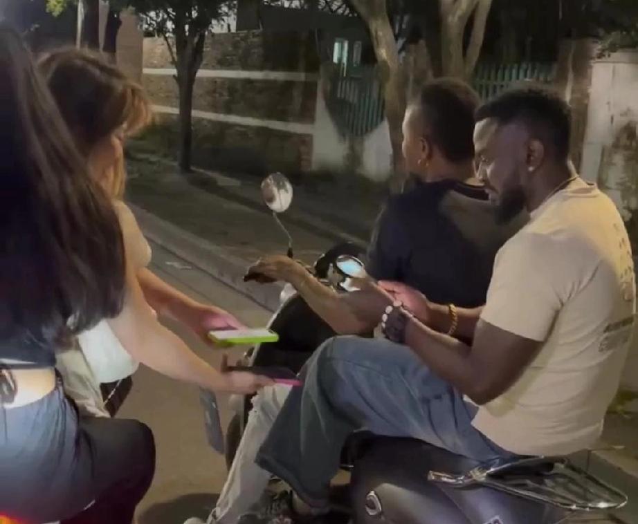 中国女孩追了3里地，终于追上了非洲哥们，然后要到了微信。这件事，可以说一巴掌打