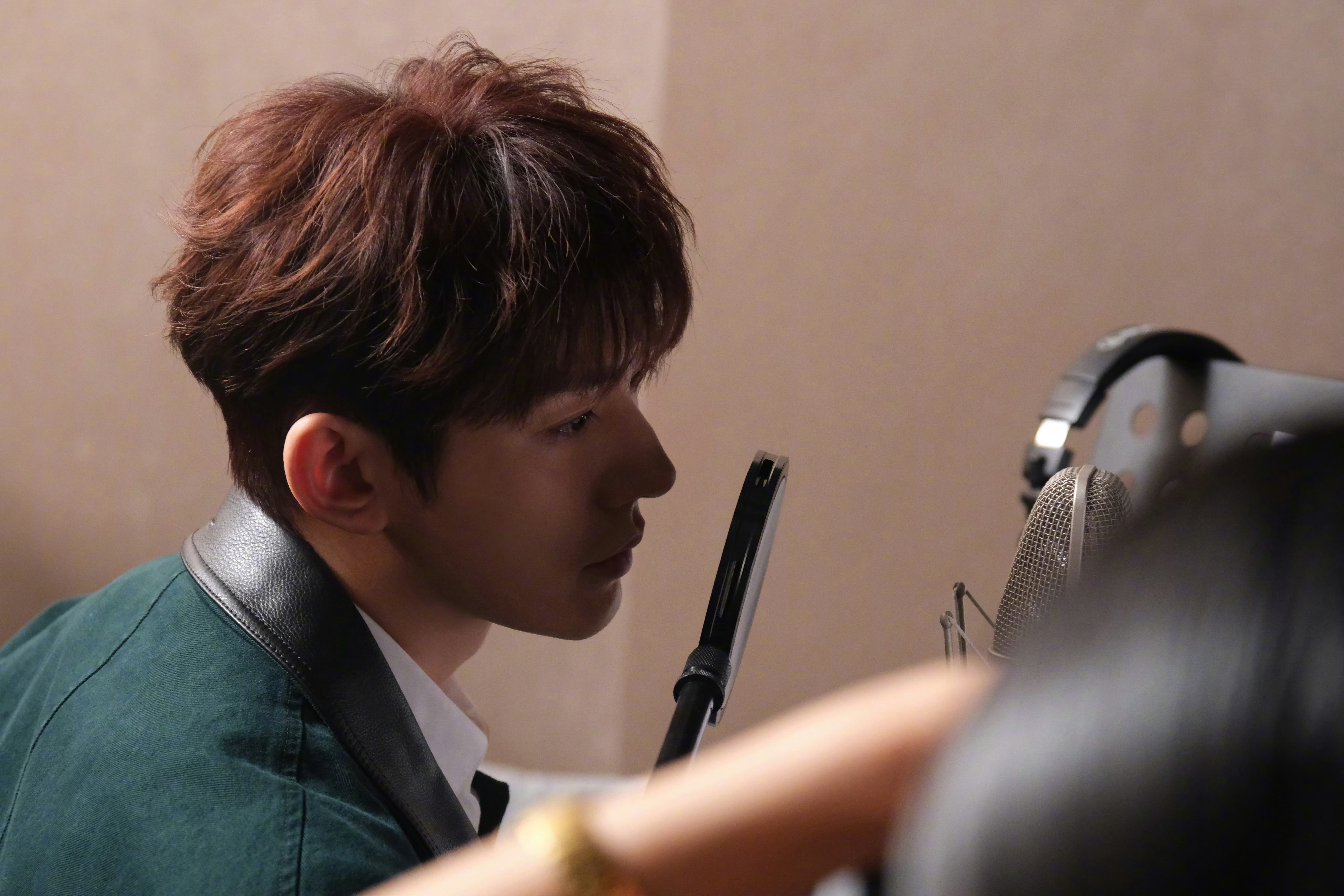 邓为认真工作的氛围感的配音花絮照氛围感拿捏🤏🏻认真工作的帅气为子