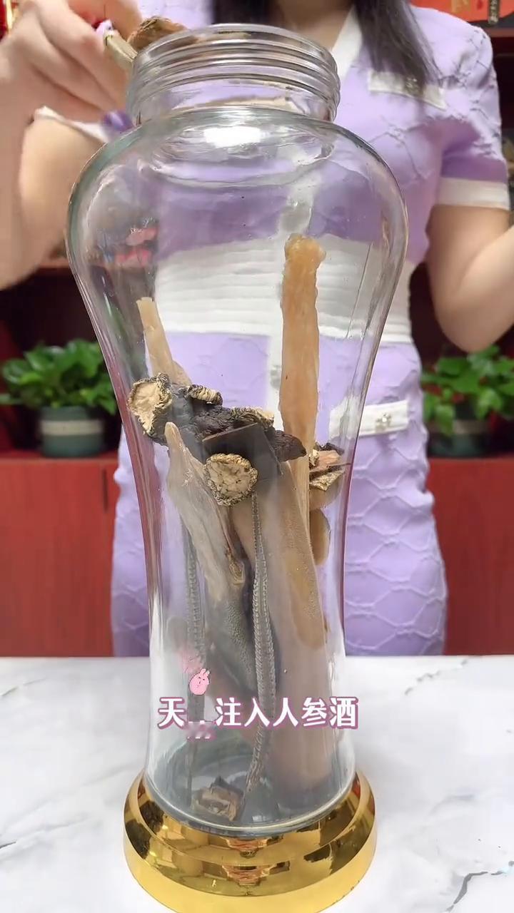 鲜鹿茸一只，鹿尾一只，净筋两只，人参、黄精、肉苁蓉、锁阳、小海龙、风流果、杜仲、