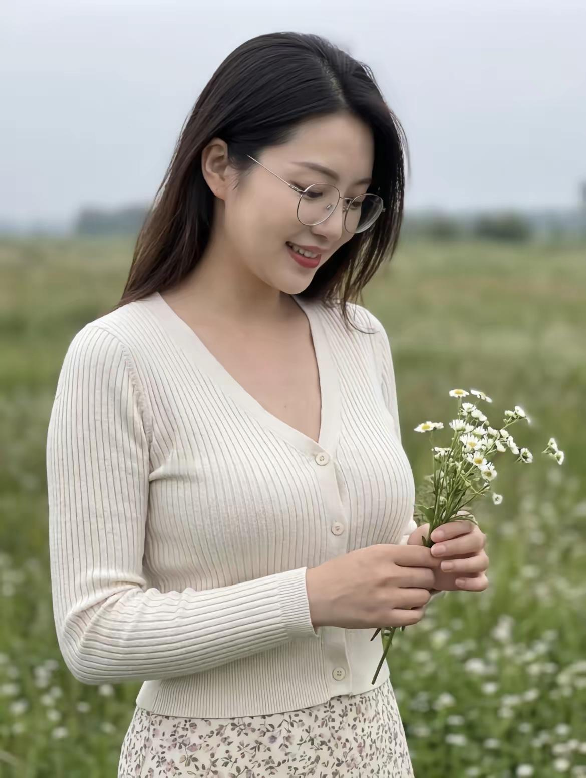 别再把碎花裙穿成“廉价旅游风”了！这组搭配直接把温柔高级感焊在身上✨核心秘