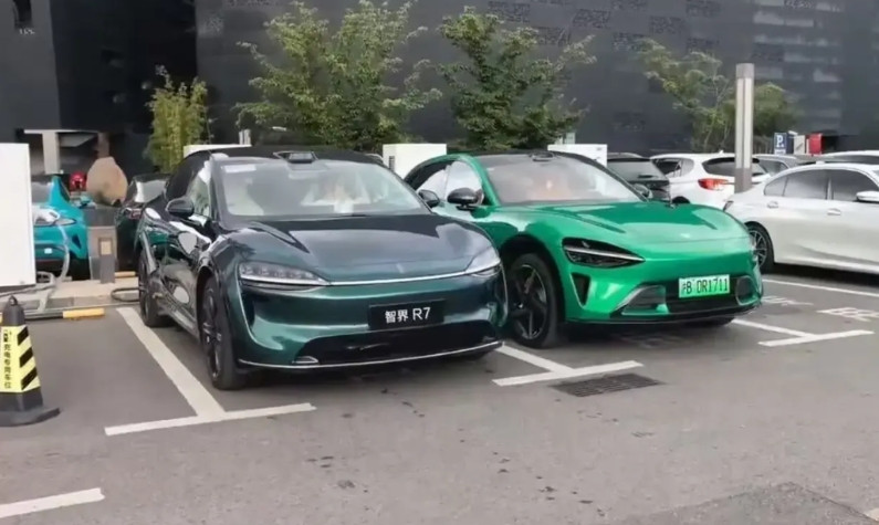 智界R7和小米YU7同框。这两个颜色你们觉得哪个比较好看呢？如果让你们选你们会选