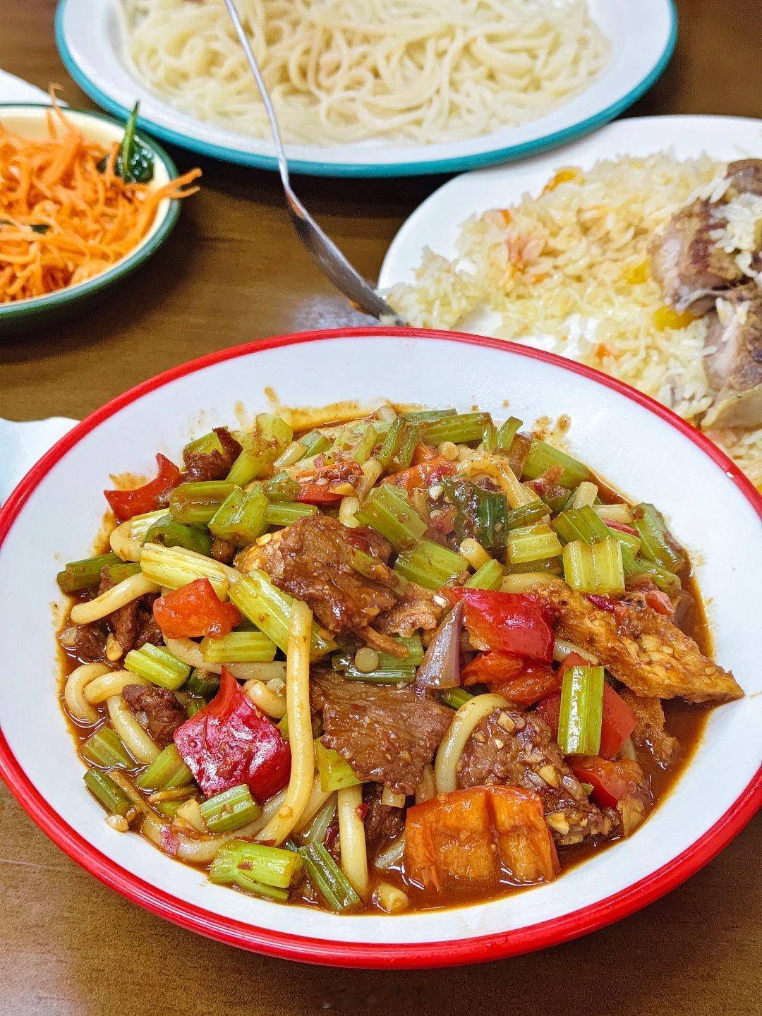 今天来吃合肥新疆菜的TOP1了！！！牛肉炒米粉！羊肉手抓饭！辣皮子肉拌面！碳水爆