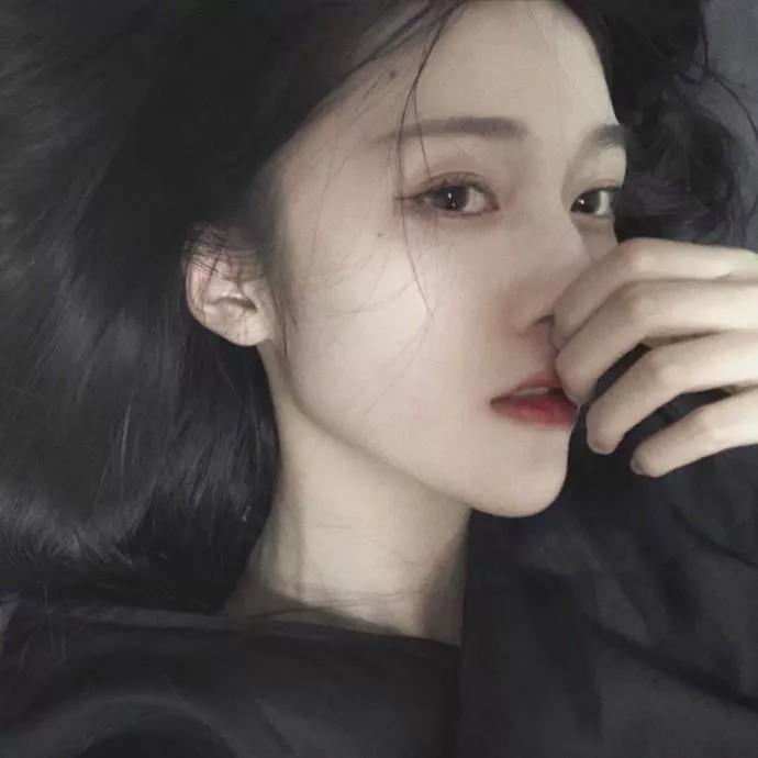 沉静的气质，温柔的力量，黑发美人，自然之美。温柔气质美女黑发红唇女神黑发女神