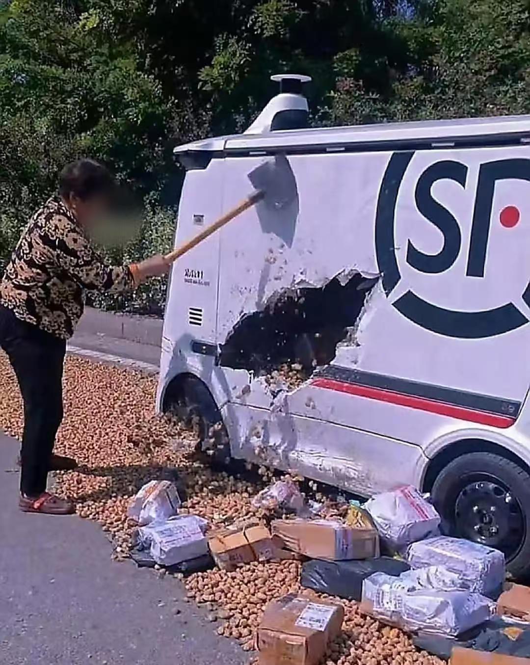 大妈路边晒物挡道，还砸无人快递车，得赔老多钱吧？