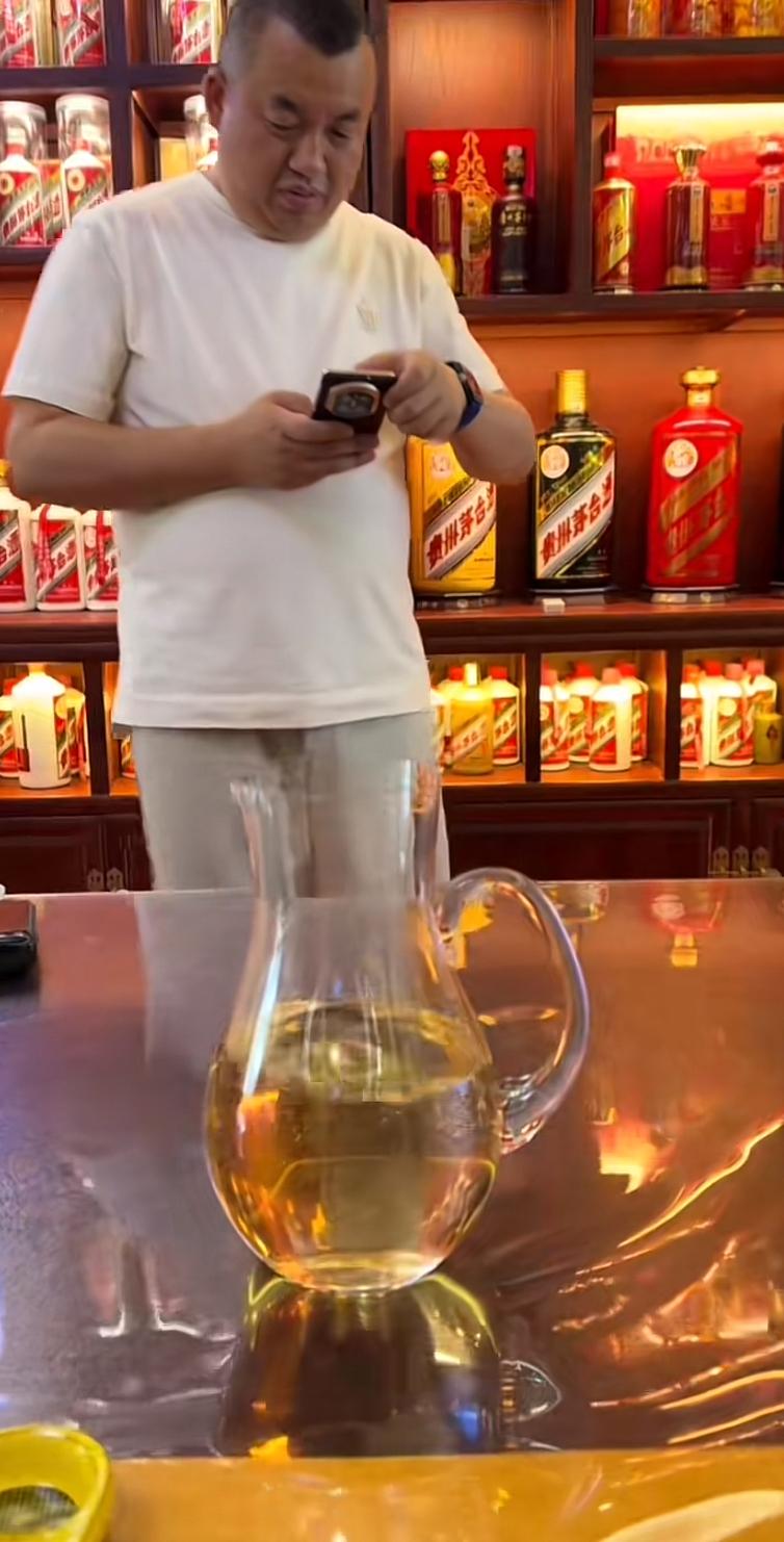北京坤哥的茅台酒，你敢喝吗？这颜色跟金龙鱼大豆油几乎一模一样，简直是如出一辙。
