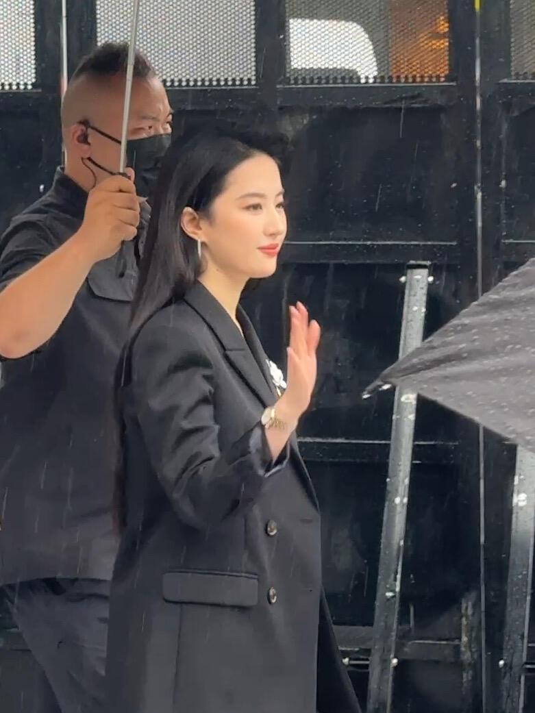 刘亦菲来了，对大家笑，还打招呼了，真的好让人心动，80后小花魅力十足！神仙姐姐