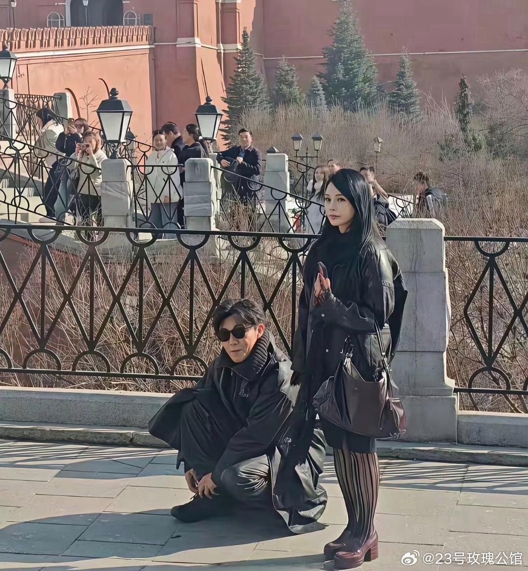 伊能静真不像快60岁的人啊，站在秦昊旁边一身时尚打扮，就像一个小姑娘
