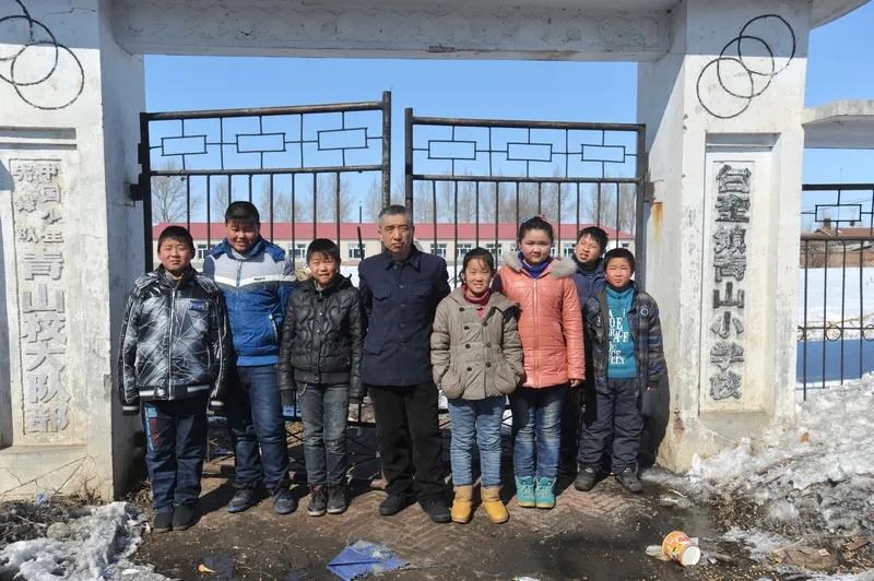 亲戚是一所乡镇初中学校的数学老师，他说，秋季学期开学后，他们的校长退居二线歇岗回