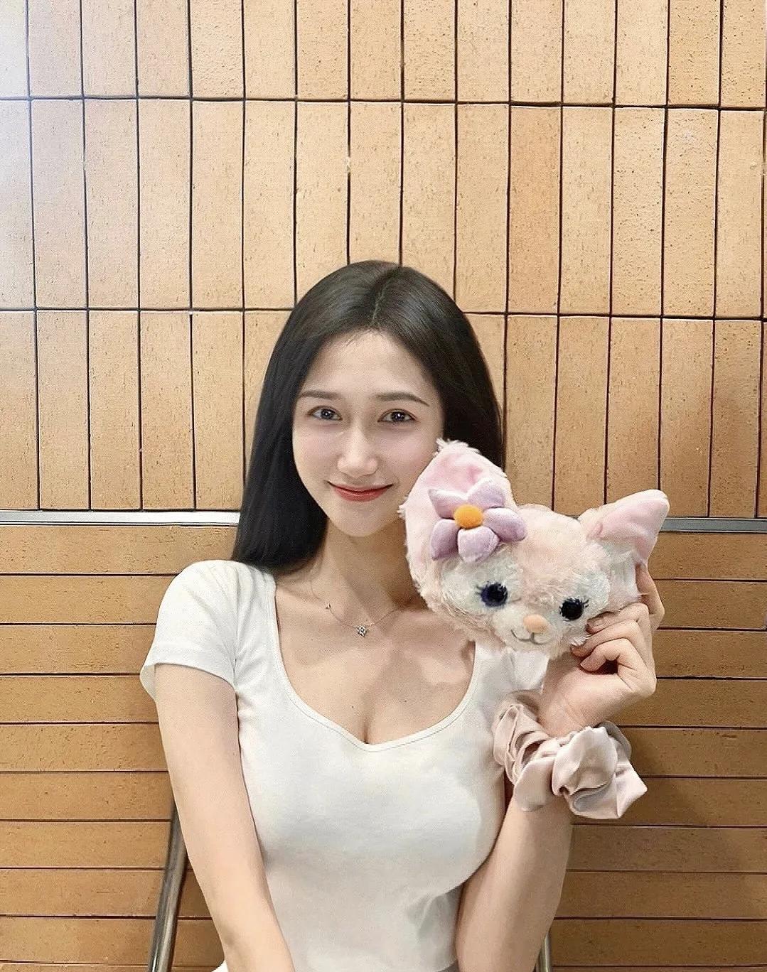 元气少女与萌猫🐱的温馨时刻