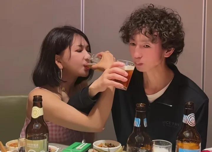 知名女星龚玥菲攀上庞麦郎了，一天到晚跟着庞麦郎，开演唱会、一起吃饭，一起打台球
