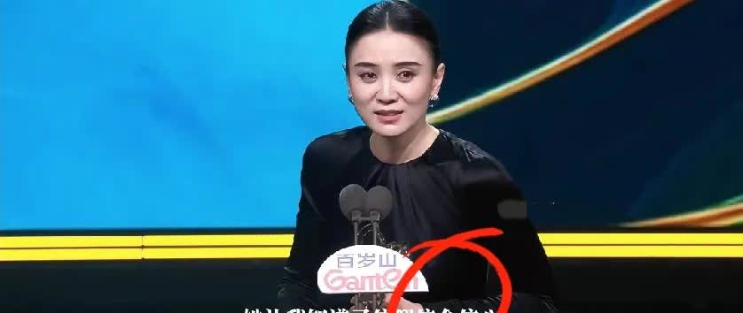 看见没？看书真的很有用在获奖那么重要的场合，宋佳就穿了连衣紧身的长袖衣裙