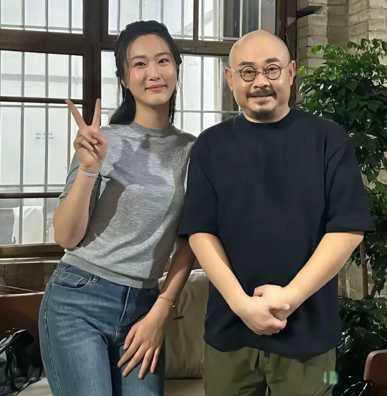 例身弯腰和老师合影，这就是尊敬老师的好姑娘，她叫啥名子想不起来了。