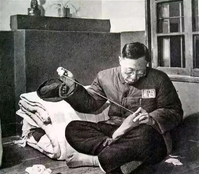 1950年，正在接受改造的溥仪听说中国要出兵援助朝鲜，突然找到看守，撕开自己的棉