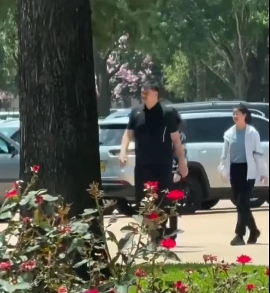 姚明无官一身轻。带家人重回休斯敦吃烤肉。幸福指数直接拉满。女儿身高已经超两米。妻