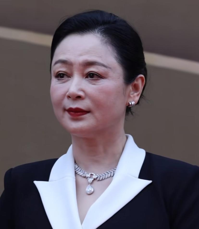说真的，就凭这张原生态的脸，就挺佩服陈红的。这些年，脸上写满了不沧桑。却从未向