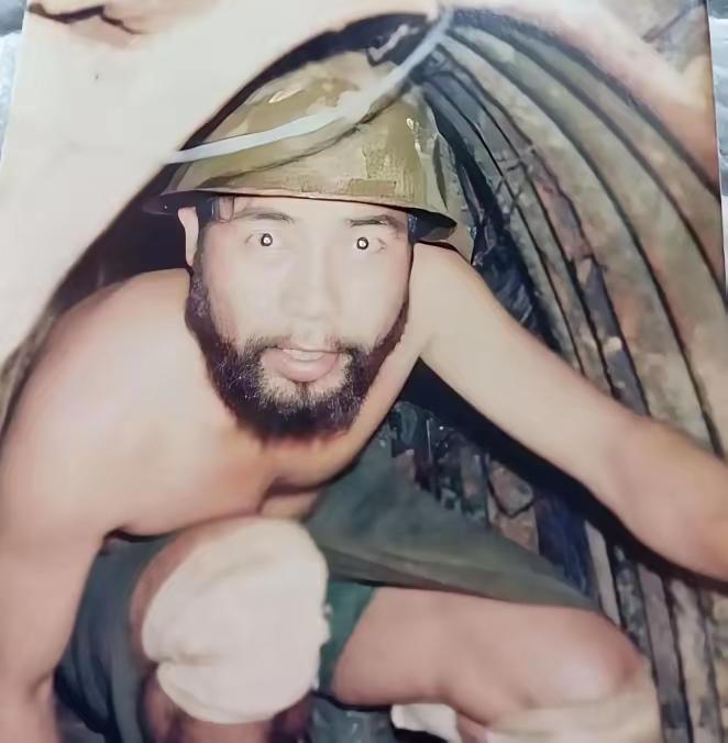 这是在老山前线的大胡子连长郑炳荣，1986年郑炳荣时任中国人民解放军兰州军区陆军