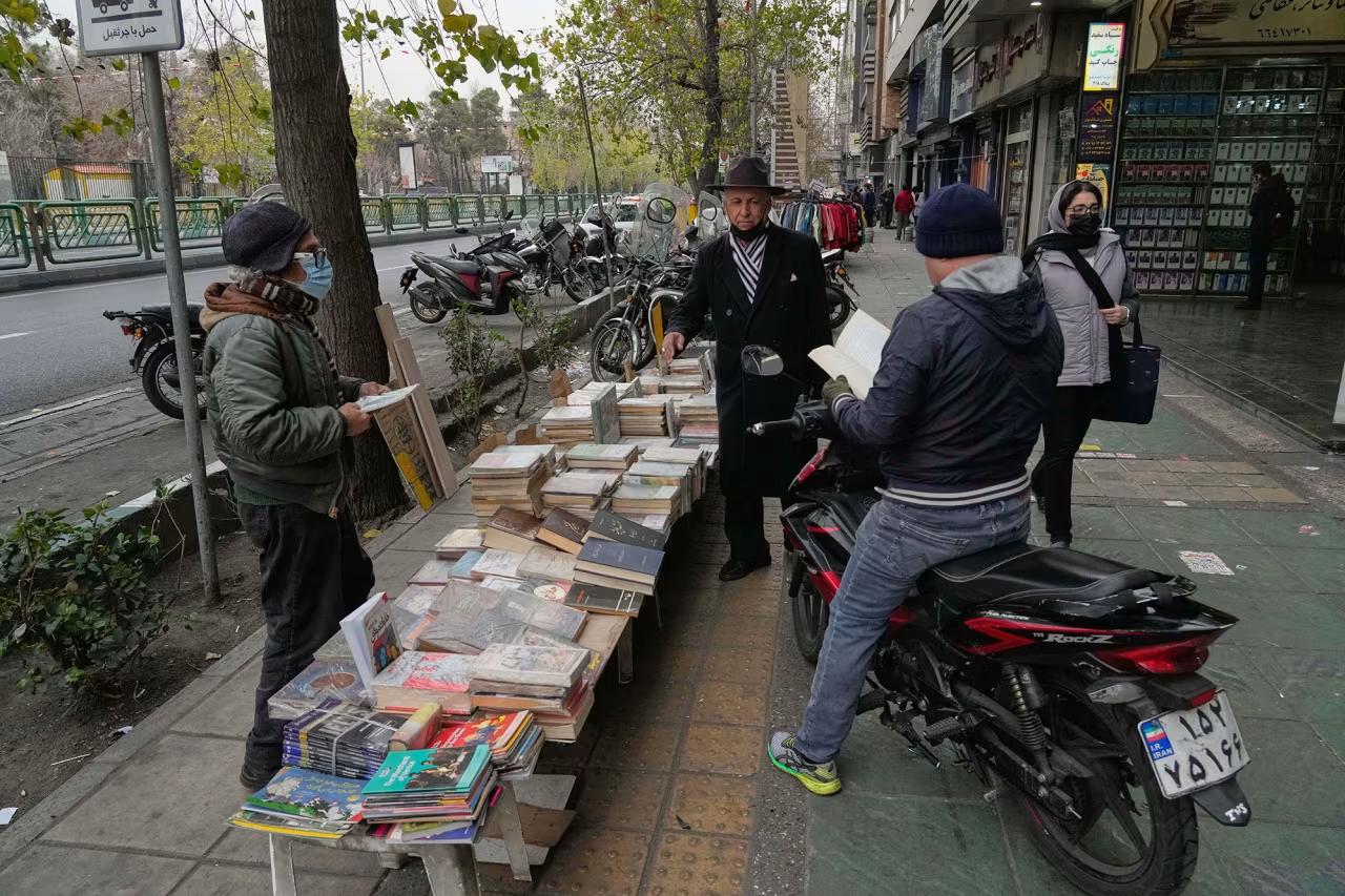 伊朗的局势趋于平静了！今天的德黑兰，人们的生活正在回归正常。人行道上，有摆摊