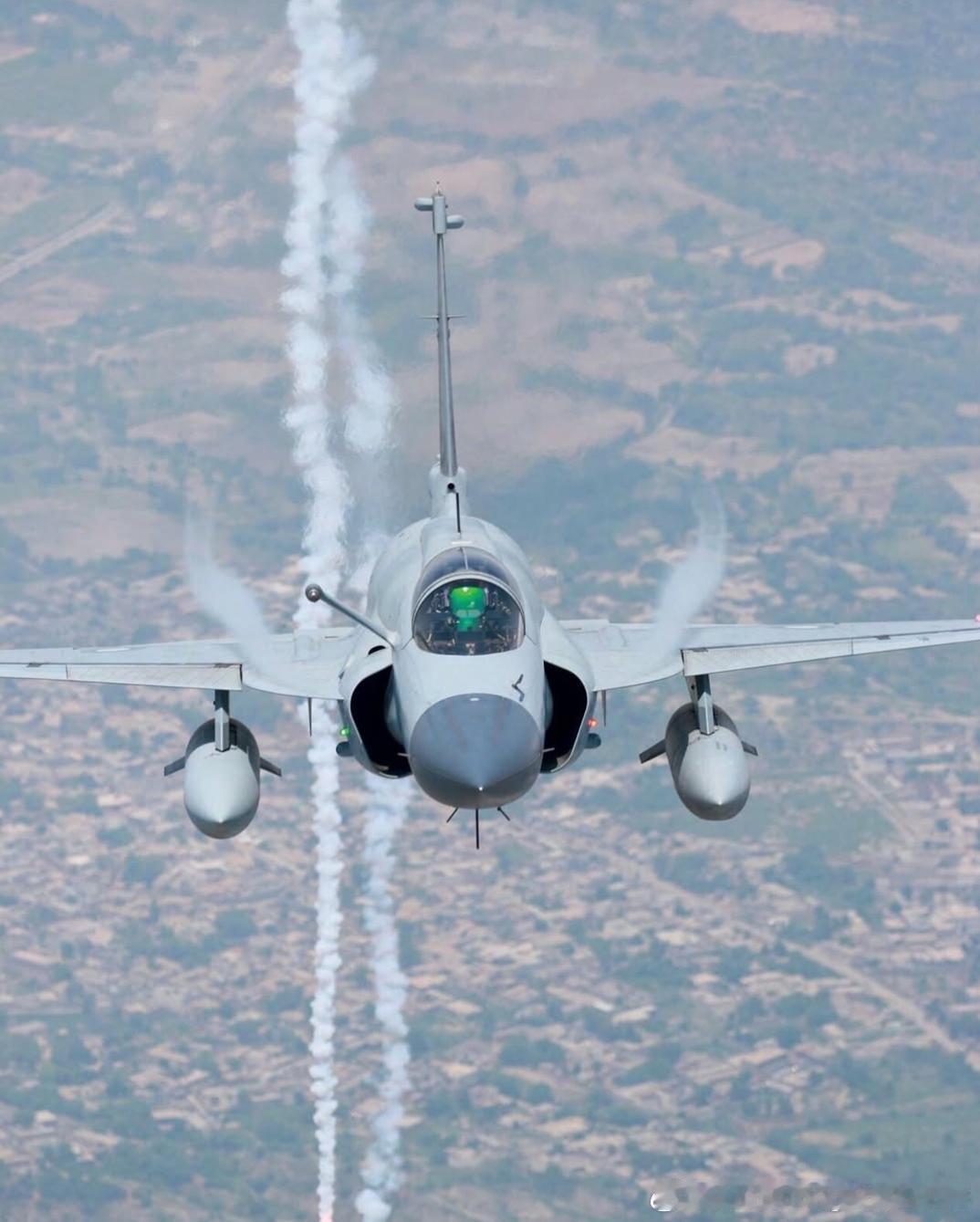 枭龙Block3的鸭翼涡流。烽火问鼎计划每天认识一件新兵器该机的边条面积较大，