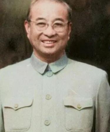 1955年9月27日授衔仪式上，当毛主席走到陈赓面前时，说：“你陈赓当大将了，而